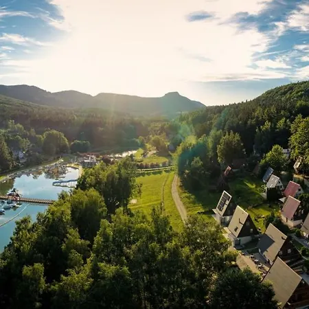Merkury Nad Zalewem W Gorach Stolowych - Widok Na Szczeliniec Wielki Радкув