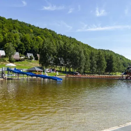 Merkury Nad Zalewem W Gorach Stolowych - Widok Na Szczeliniec Wielki Radkow
