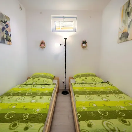 Merkury Nad Zalewem W Gorach Stolowych - Widok Na Szczeliniec Wielki Radkow